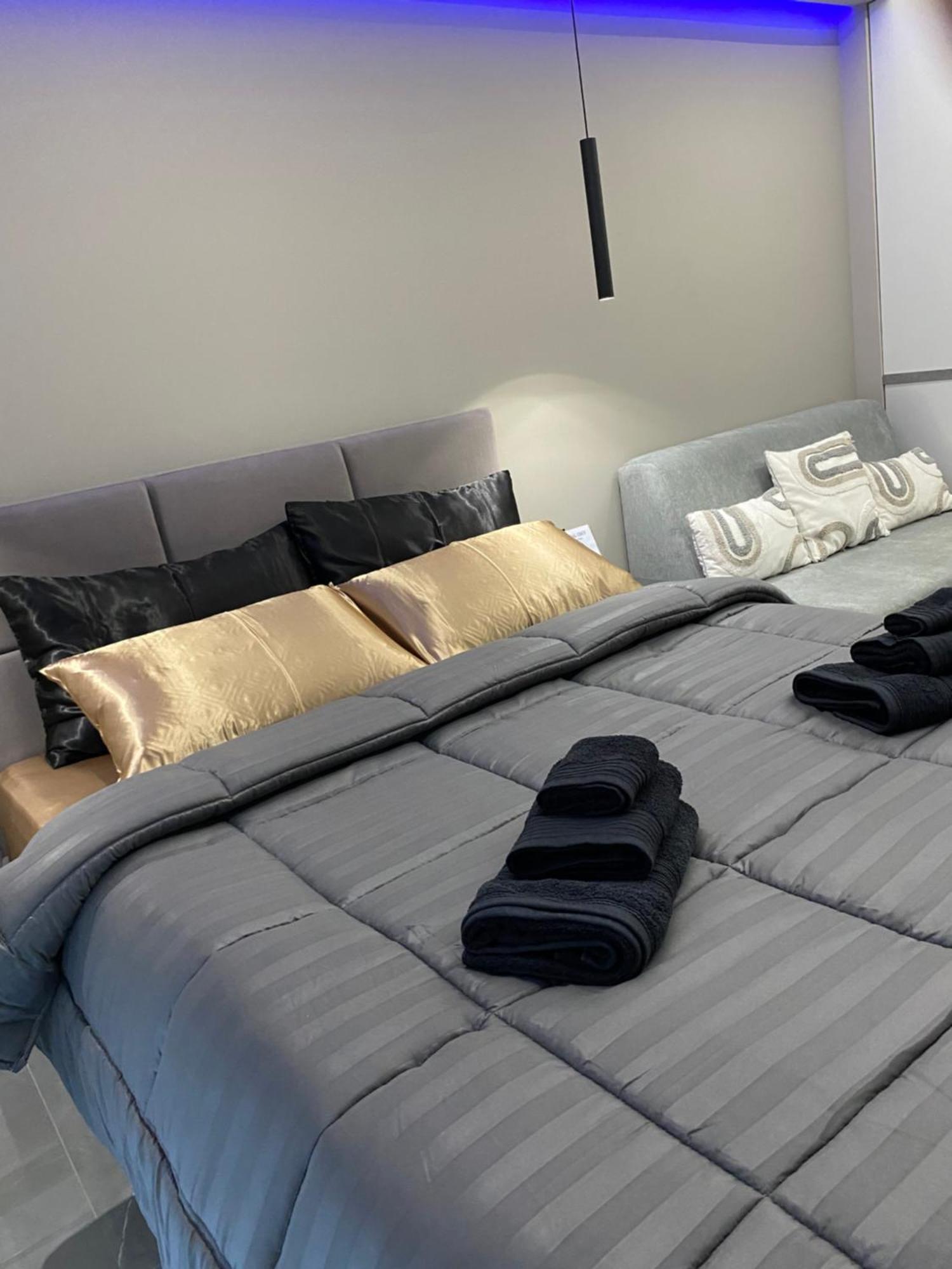 Crystal Grey Elite Apartment *